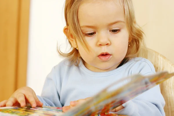 Χαριτωμένο μωρό ανάγνωση — Φωτογραφία Αρχείου