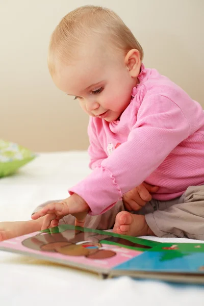 Lindo bebé leyendo — Foto de Stock
