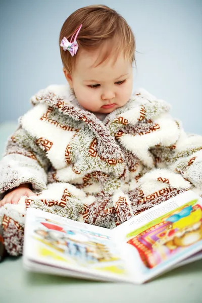Bonito bebê leitura — Fotografia de Stock
