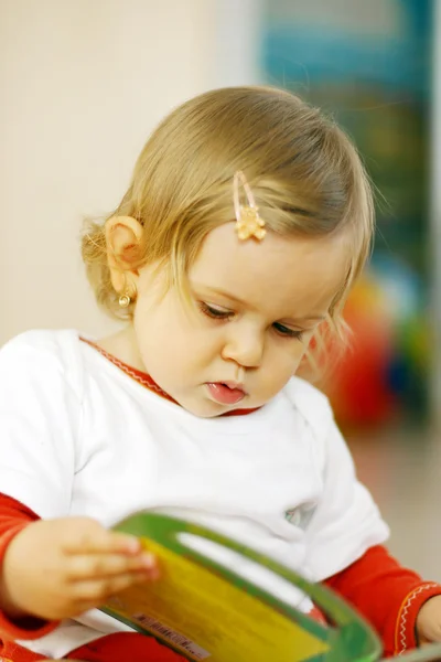 Carino leggere bambino — Foto Stock