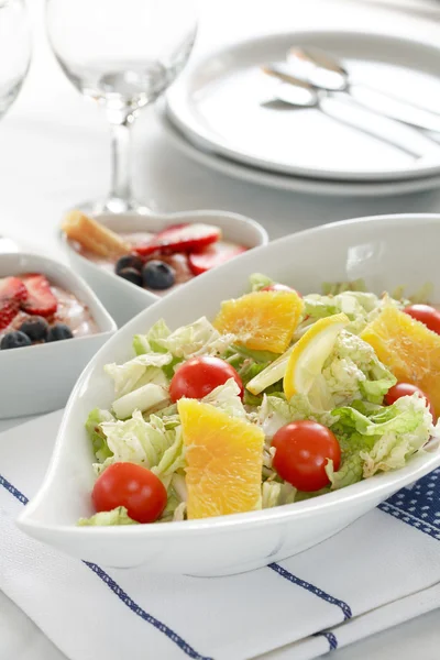 Salada de legumes com corrediças de laranja — Fotografia de Stock
