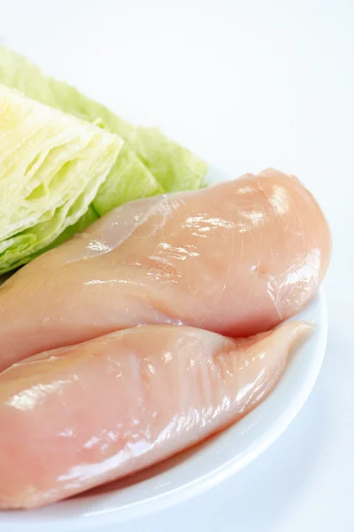 Сирі курячі грудки з айсберзьким салатом — стокове фото