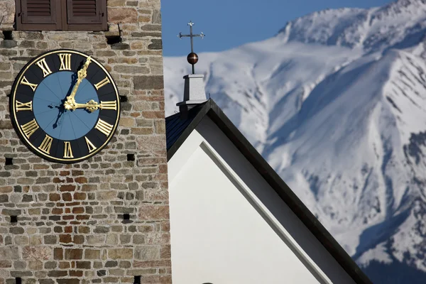 Widok szczegółów zegara na wieży Kościoła — Zdjęcie stockowe