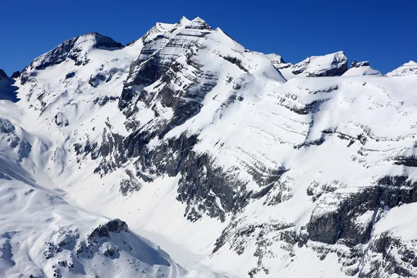 Montañas suizas en invierno — Foto de Stock