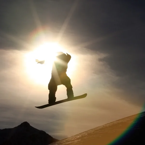 Snowboardista skákat vysoko ve vzduchu — Stock fotografie
