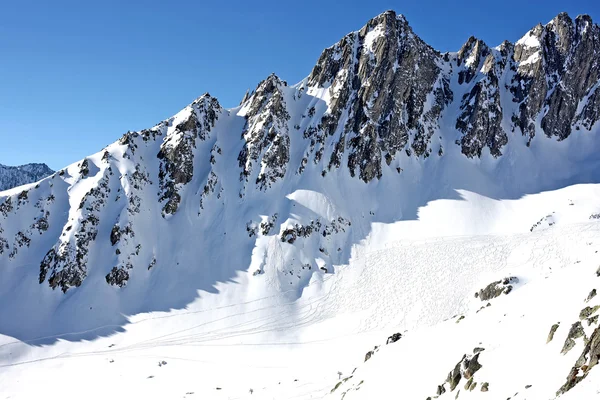 Dağ manzarası ile kayak pistlerine — Stok fotoğraf