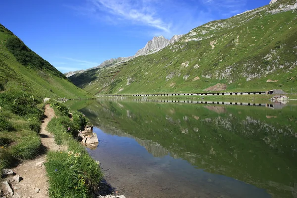 Lago con reflejos de montaña —  Fotos de Stock