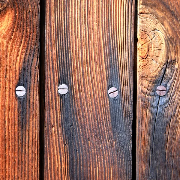 Holzhintergrund mit Schrauben — Stockfoto