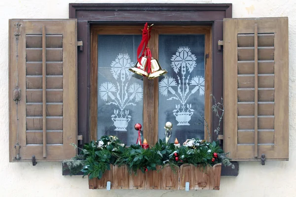 Okno s Vánoční dekorace — Stock fotografie