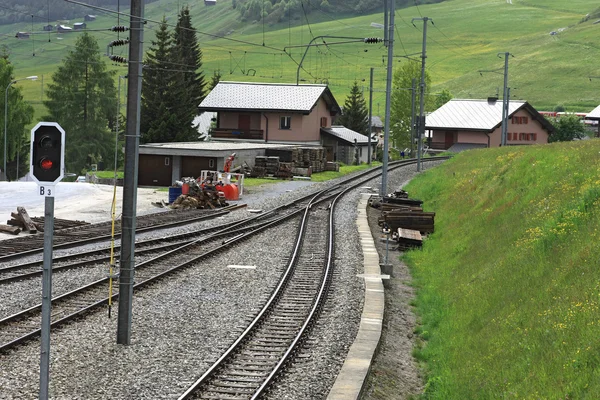Železniční tratě přes obec — Stock fotografie