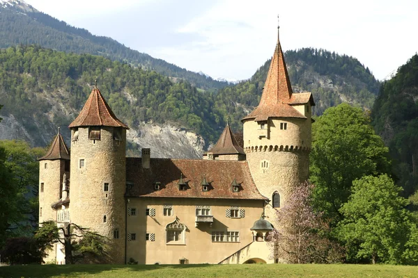 Castello di fronte ad un paesaggio montano Foto Stock Royalty Free