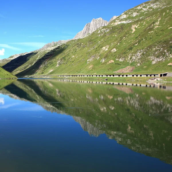 Lake with mountain reflections — Stock Photo, Image