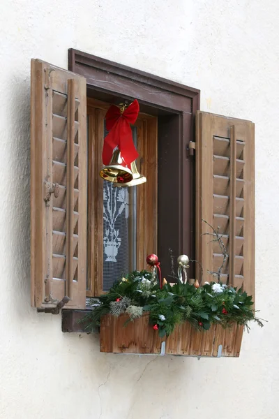 Okno s Vánoční dekorace — Stock fotografie