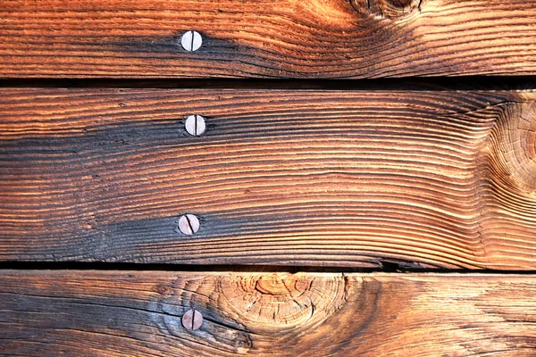 Holzhintergrund mit Schrauben — Stockfoto