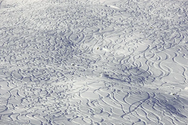 Lyžařské stopy ve sněhu — Stock fotografie