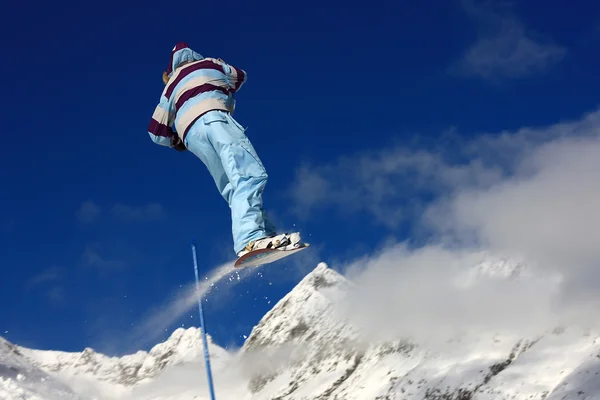 Snowboarder saltando alto en el aire —  Fotos de Stock