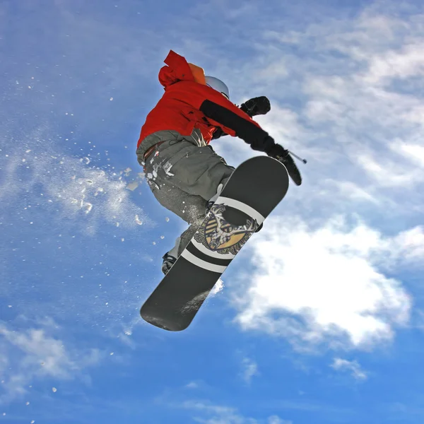 Snowboardista skákat vysoko — Stock fotografie