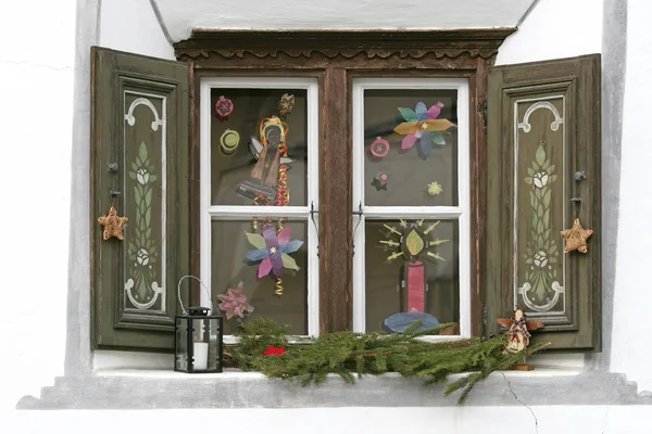 Fenster mit Weihnachtsdekoration — Stockfoto