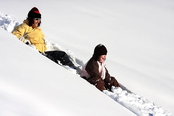 Мать и дочь в снегу — стоковое фото