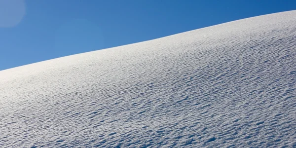 Färska snöflingor i solen — Stockfoto
