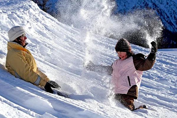 Matka i córka bawią się w śniegu — Zdjęcie stockowe