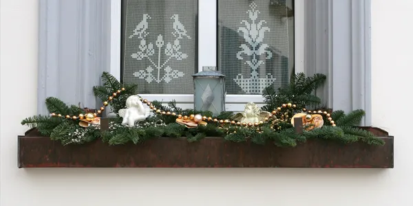 圣诞节装饰的窗口 图库照片