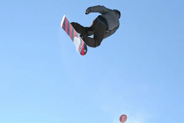 Snowboardzista wysokie skoki w powietrzu — Zdjęcie stockowe