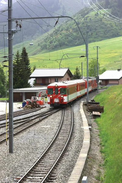Tåget går mot en liggande landskap — Stockfoto