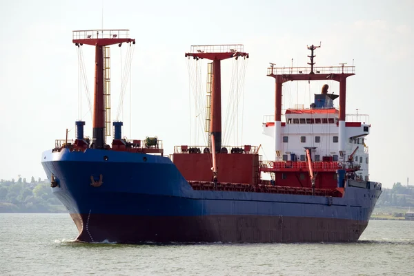 Lastfartyg som flyttar — Stockfoto
