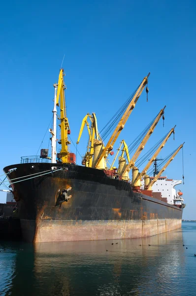 Lastfartyg som laddar — Stockfoto