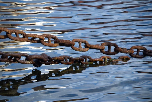Old rusty chains and sea waves — Stock Photo, Image