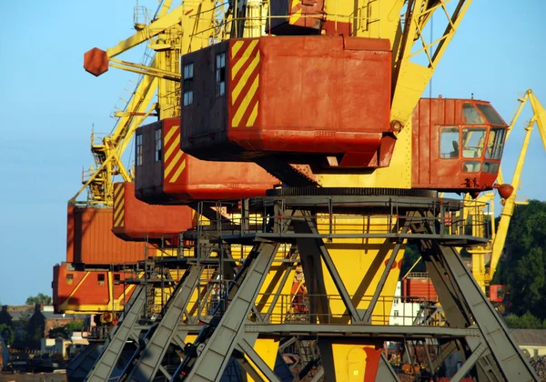 Guindastes de carga alinhados no porto marítimo — Fotografia de Stock
