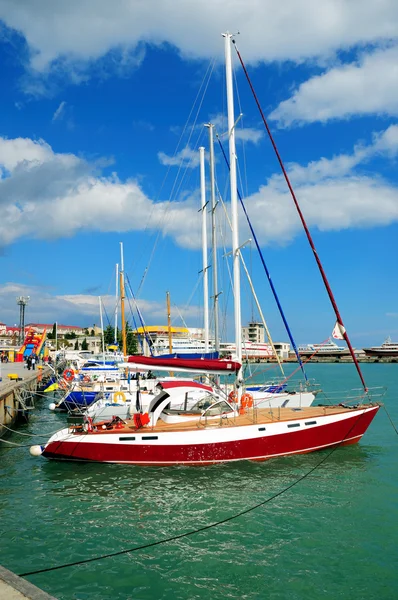 Yates y barcos alineados en el puerto deportivo — Foto de Stock