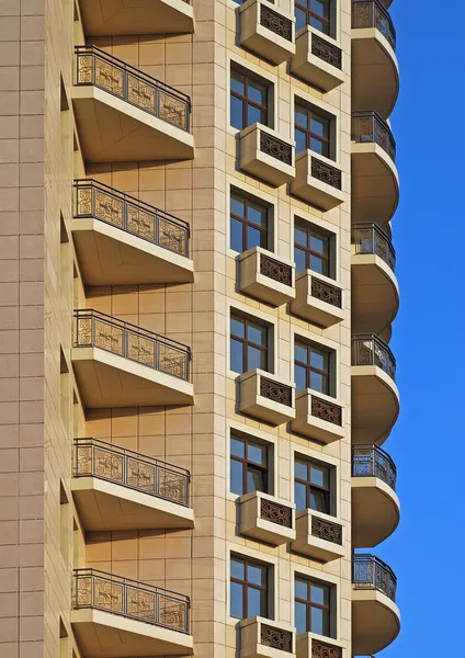 Immeuble résidentiel avec rangées de balcon — Photo