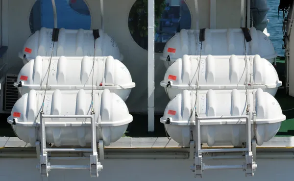 Jangadas salva-vidas em navio de cruzeiro Imagens De Bancos De Imagens Sem Royalties