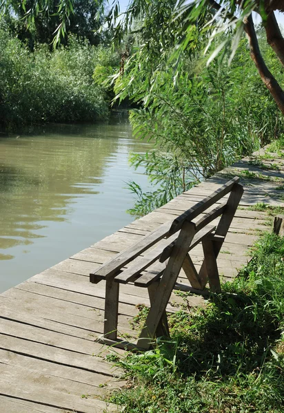 Vacant Park Bench in Front of a River — Stock Photo, Image