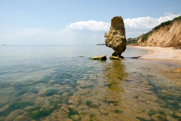 Siyahlısı sahilde tek yıpranmış kaya Telifsiz Stok Fotoğraflar
