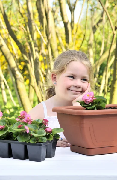 A kislány - Kertészet — Stock Fotó