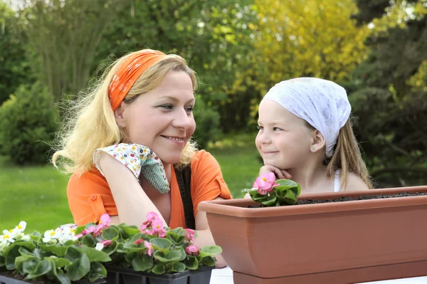 Matka, córka zabawę ogrodnictwo — Zdjęcie stockowe