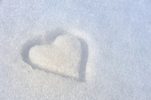 Сердце на снегу — стоковое фото