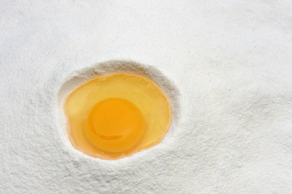 Mąki i jaj gotowy do mieszania — Zdjęcie stockowe