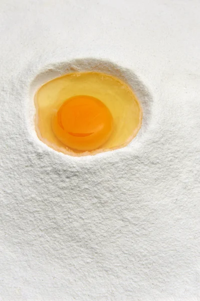 Mjöl och ägg redo för blandning — Stockfoto