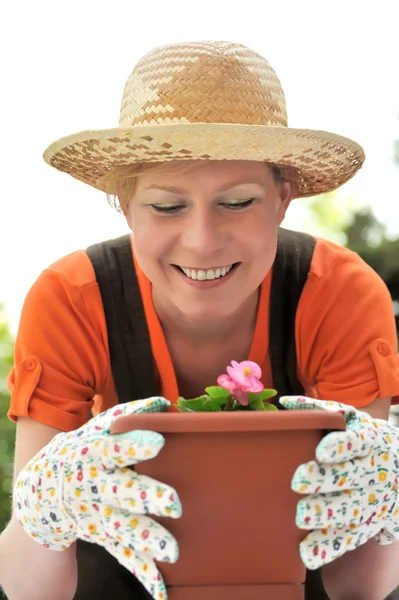 Junge Frau - Gartenarbeit — Stockfoto