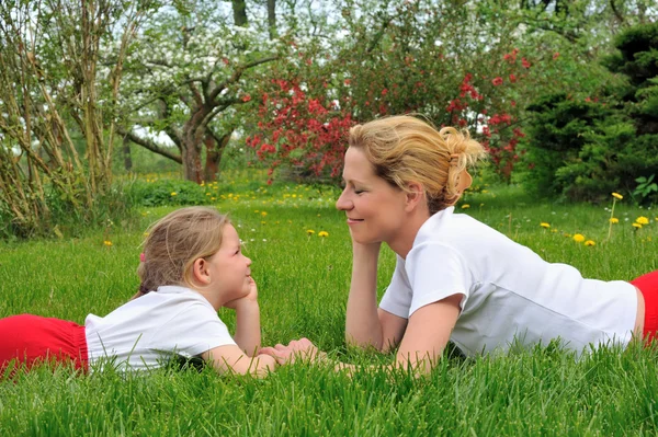 Young mother and daughter laying — Stock Photo, Image