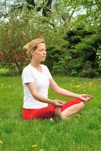Yoga - Meditasyon yaparken genç bir kadın — Stok fotoğraf