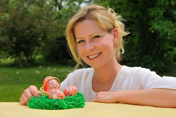Young woman and easter eggs — Stock Photo, Image