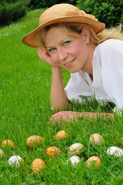 Mulher jovem e ovos de Páscoa — Fotografia de Stock