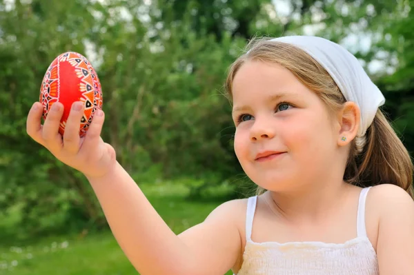 Μικρό κορίτσι εκμετάλλευση Πασχαλινό αυγό — Φωτογραφία Αρχείου