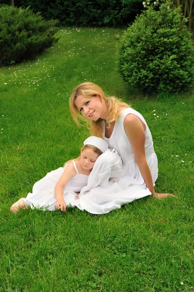 Fiatal anya és lánya, pihenő — Stock Fotó