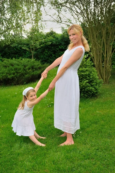 Junge Mutter und Tochter spielen — Stockfoto